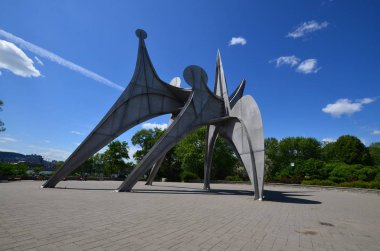 MONTREAL, CANADA - 19 Haziran - Alexander Calder 'ın L Homme heykeli 19 Haziran 2013 tarihinde Montreal' de Parc Jean-Drapeau 'da yer alan büyük ölçekli bir açık hava heykelidir. 1967 Dünya Fuarı Yapımı 