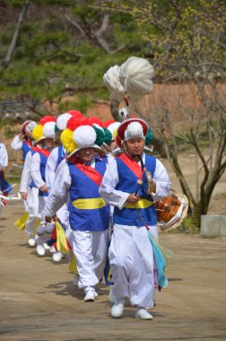 SEOUL, Kore - 7 Nisan 2013 'te Kore' de gerçekleştirilen halk dansları sırasında Sangmo dansçıları. Sangmo dansı Kore halkının en sevdiği danslardan biridir..