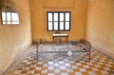 Kızıl Kmerler Lisesi 'ndeki işkence yatağı S-21 işkence ve infaz merkezine dönüştü. Girdiği bilinen 14.000 kişiden sadece yedisi hayatta kaldı. Phnom Phen Kamboçya. 