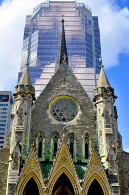 MONTREAL CANADA - 05 07 2020: Montreal Anglikan Kilisesi KPMG ya da Place de la Cathedrale, 1987 yılında Montreal 'de tamamlanmış 34 katlı bir gökdelendir.