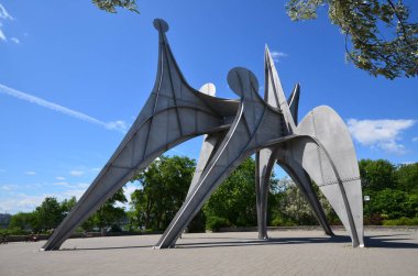 MONTREAL, CANADA - 19 Haziran - Alexander Calder 'ın L Homme heykeli 19 Haziran 2013 tarihinde Montreal' de Parc Jean-Drapeau 'da yer alan büyük ölçekli bir açık hava heykelidir. 1967 Dünya Fuarı Yapımı 
