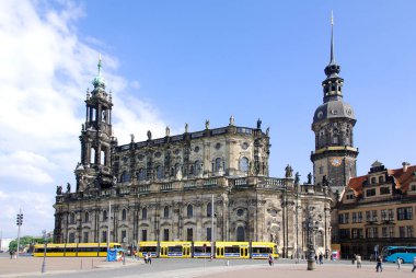 Hofkirche, 25 Mayıs 2010 'da Dresden' de Dresden 'in en önemli simgelerinden biri. 2. Dünya Savaşı sırasında Dresden' in bombalanması sırasında kilise yıkıldı..