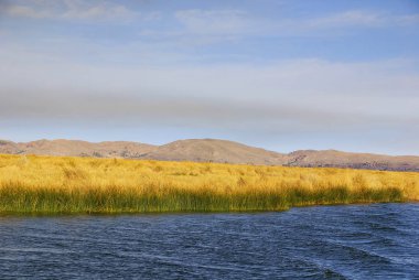 Peru 'da göl ve dağlarla dolu güzel bir manzara. 
