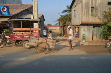 PHNOM PENH, CAMBODIA - 3 Nisan 2013 'te Phnom Penh, Kamboçya' da sokak sahnesi. Phnom Penh, Kamboçya 'nın başkenti ve en büyük şehridir. Mekong Nehri 'nin kıyısında.