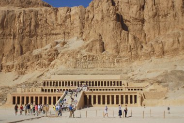 DEIR EL BAHARI, EGYPT - 25 Kasım: Mısır Krallar Vadisi yakınlarındaki Nil 'in batı kıyısındaki Deir el Bahari' deki uçurumların altında Kraliçe Hatshepsut 'un Morg Tapınağı yer almaktadır. Morg tapınağı Tanrı Amon-Ra 'ya adanmıştır. 