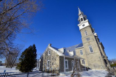 La Ziyaret-de-la-Bienheureuse-Vierge-Marie Kilisesi, Montreal 'de Recollet Falls semtinde bir kilisedir. Montreal adasındaki en eski kilise, 1749 ve 1752 yılları arasında inşa edilmiştir.