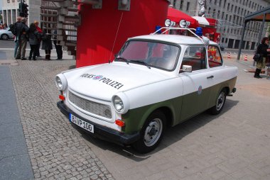 BERLİN, GERMANY - 22 MAYIS: 22 Mayıs 2010 Berlin, Almanya 'da GDR müzesinin önünde ünlü Trabant arabaları. Trabant, eski Doğu Alman otomobil üreticisi VEB tarafından Zwickau 'da üretilen bir otomobildir..