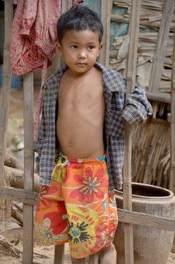 Phnom PHEN, CAMBODIA - Tanımlanamayan sokak çocuğu 23 Mart 2013 'te Phnom Phen, Kamboçya' da poz verdi.