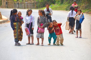 Phnom PHEN, CAMBODIA - Tanımlanamayan sokak çocukları 23 Mart 2013 'te Phnom Phen, Kamboçya' da poz verdiler.