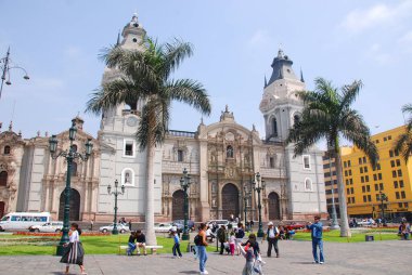 Lima Peru - NOVEMBER 24 Kasım 2009 tarihinde Plaza de Armas 'daki Katedral, Lima, Peru' da doğdu. Lima Tarihi Merkezi 'nde yer almaktadır..