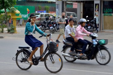 SIEM REAP, CAMBODIA - 27 Mart 2013 'te Siem Reap, Kamboçya' da sokak sahnesi. Siem Reap, Afrika kıtasında bulunan Kamboçya devletinde bir şehirdir..