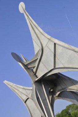 İskender Calder 'ın L' Homme Fransızcası heykeli, insan için yapılan büyük ölçekli bir açık hava heykelidir. 15 2012 Parc Jean-Drapeau, Montreal 'de yer almaktadır. 1967 Dünya Fuarı Yapımı