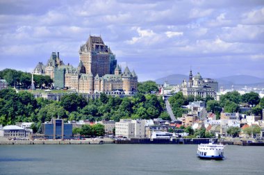 Quebec ve Chateau Frontenac, Quebec, Kanada manzarası. 1980 'lerde Kanada' nın ulusal tarihi bölgesi ilan edildi. Bölge, Aşağı Kanada 'nın İngiliz valilerinin ikametgahıydı..