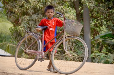 Phnom PHEN, CAMBODIA - Tanımlanamayan sokak çocuğu 23 Mart 2013 'te Phnom Phen, Kamboçya' da poz verdi. 