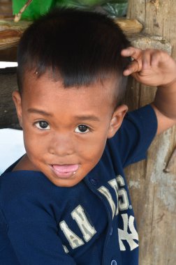 Phnom PHEN, CAMBODIA - Tanımlanamayan sokak çocuğu 23 Mart 2013 'te Phnom Phen, Kamboçya' da poz verdi.