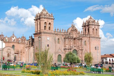 CUSCO PERU - NOV. 25: Katedral Santo Domingo ve Iglesia La Compana de Jesus Jesuit Kilisesi 25 Kasım 2008 'de Cusco Peru Binası' nda inşaatın başlamasından yaklaşık yüz yıl sonra, 1654 yılında tamamlandı..