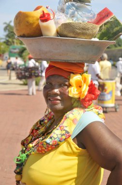CARTAGENA, COLOMBIA - 7 Kasım 2012 'de Cartagena, Kolombiya' da meyve satan kadın. Palenqueras, Güney Amerika 'nın kuzeyinde bulunan eşsiz bir Afrika kökenli etnik gruptur.. 