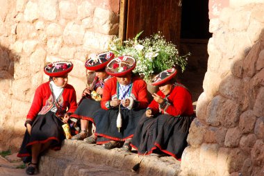 CUSCO PERU 'nun yanında - 15 Kasım 2010 tarihinde Cusco Peru' da geleneksel giysiler giyen ve kenarda dinlenen Quechua kadınları. Ulusal kırsal yoksulluk oranı yüzde 50 'nin üzerinde.