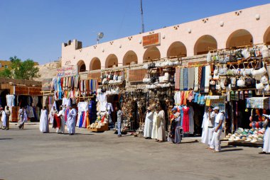 KARNAK, EGYPT - 26 Kasım 2009 'da erkekler, tipik sokak pazarında 26 Kasım 2009' da Karnak Mısır 'da hediyelik eşya satıyor. Mısır halkının yüzde 20 'den fazlası yoksulluk sınırının altında yaşıyor..