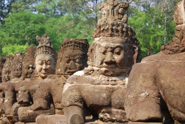 SIEM REAP CAMBODIA - 26 Mart 2013 'te Siem Kamboçya' da, Angkor Thom 'un güney kapısında iki adet nagas (efsanevi yılanlar, sıklıkla çoklu başlı) taşıyan devler vardır..
