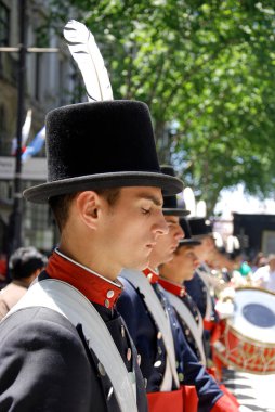 BUENOS AIRES, ARGENTINA - 17 Kasım 2011: Arjantin 'e gelen İtalyan göçmenlerin anısına asker kostümlü genç adam