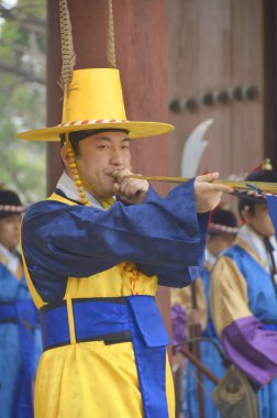 SEOUL, Kore - 7 Nisan 2013 'te Seul Kore' de geleneksel Kore tepki gösterisinde aktör