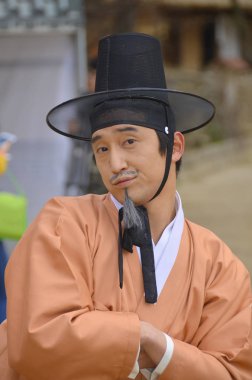 SEOUL, Kore - 7 Nisan 2013 'te Seul Kore' de geleneksel Kore tepki gösterisinde aktör