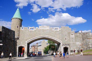 QUEBEC CITY, CANADA - 25 Ağustos 2010 'da Kanada' nın Quebec kentinde UNESCO 'nun dünya mirası olan Eski Quebec' in Porte Saint-Louis Gate parçası. 