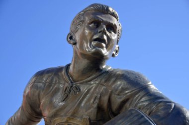 17 Mart 2013 'te Montreal Kanada' da Çan Merkezi önünde Maurice Richard 'ın heykeli. 