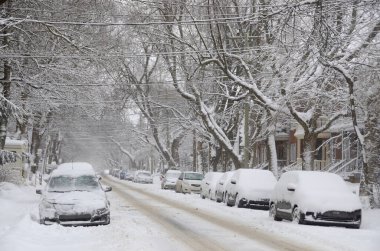 Melrose Caddesi 'nde kar arabaları kaplamaktadır. 27 Aralık' ta. Kar fırtınası Montreal 'i 45 cm karla vurdu, Kanada 27 Aralık 2012' de ABD 'deki binlerce evin elektriğini kestikten sonra.
