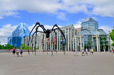 OTTAWA, Ontario 'nun başkenti Ottawa' da bulunan Kanada Ulusal Galerisi 'nin önündeki Örümcek Heykeli, Kanada' nın önde gelen sanat galerilerinden biridir. 30 Haziran 2013 'te Ottawa Kanada' da