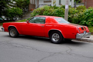 Şehirdeki kırmızı araba.