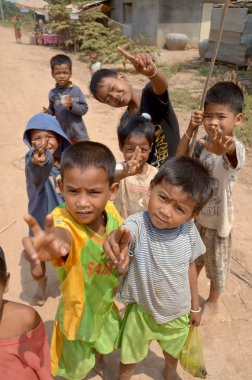 Phnom PHEN, CAMBODIA - 23 Mart 2013 'te Phnom Phen, Kamboçya' da tanımlanamayan sokak çocukları poz verdi.