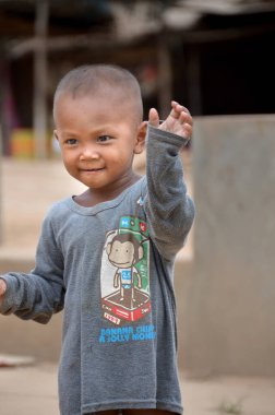 Phnom PHEN, CAMBODIA - Tanımlanamayan sokak çocuğu 23 Mart 2013 'te Phnom Phen, Kamboçya' da poz verdi. 