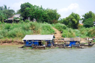 SIEM REAP CAMBODIA - 25 Mart 2013 tarihinde Tonle Sap nehri üzerindeki tipik köy Siem Reao Kamboçya 'da. Tonle Sup Nehri, Kamboçya için önemli bir nehir ve göl sistemidir.