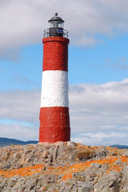 Beagle Channel, Ushuaia, Patagonya, Arjantin 'de mavi gökyüzünde kırmızı ve beyaz deniz feneri