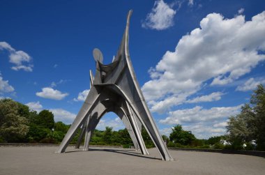 MONTREAL, CANADA - 19 Haziran - Alexander Calder 'ın L Homme heykeli 19 Haziran 2013 tarihinde Montreal' de Parc Jean-Drapeau 'da yer alan büyük ölçekli bir açık hava heykelidir. 1967 Dünya Fuarı Yapımı 