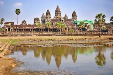 Angkor Wat dünyanın en büyük Hindu tapınak kompleksi ve en büyük dini anıtıdır. Tapınak, 12. yüzyılın başlarında Yasodharapura 'da Khmer Kralı II. Suryavarman tarafından inşa edilmiştir.  
