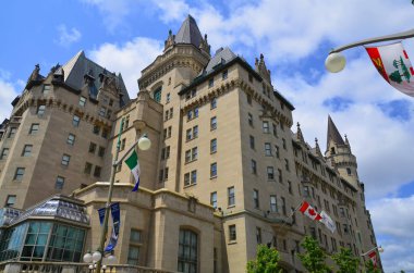 OTTAWA, CANADA - 30 Haziran 2013 'te Ottawa, Kanada' da Chateau Laurier Hotel. Bu şatoya Kanada 'nın eski başbakanı Sir Wilfred Laurier' in adı verildi..