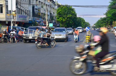PHNOM PENH, CAMBODIA - 3 Nisan 2013 'te Phnom Penh, Kamboçya' da sokak sahnesi. Phnom Penh, Kamboçya 'nın başkenti ve en büyük şehridir. Mekong nehrinin kıyısında.,