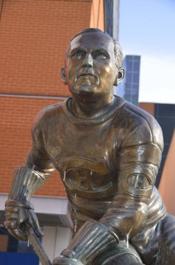 MONTREAL CANADA - Şubat 03: Howie Morenz 'in heykeli 3 Şubat 2013' te Montreal Kanada 'da Bell Center önünde. NHL 'nin ilk yıldızlarından biri olarak kabul edilen Morenz, ligde 14 sezon oynadı.. 