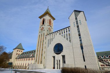 Saint Benedict Abbey, Saint-Benoit-du-Lac, Quebec, Kanada 'da bir manastırda 1912 yılında St. Wandrille, Fransa' nın sürgündeki (Fontenelle Manastırı) başrahibi Dom Joseph Pothier tarafından kuruldu.