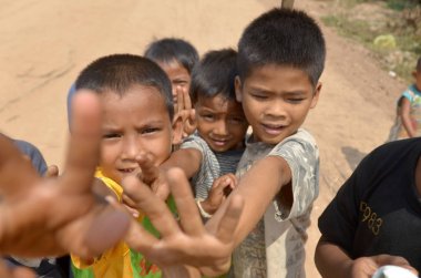Phnom PHEN, CAMBODIA - Tanımlanamayan sokak çocukları 23 Mart 2013 'te Phnom Phen, Kamboçya' da poz verdiler.
