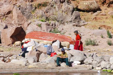 22 Kasım 2010 'da Titicaca Gölü' nde, Peru Gölü 'nde, Peru' da, Peru Gölü kıyısında yaşayan yaşlı insanlar. Ulusal yoksulluk oranı yüzde 50 'nin üzerinde..