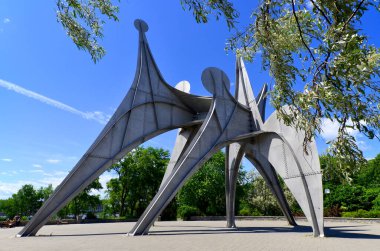 MONTREAL, CANADA - 19 Haziran - Alexander Calder 'ın L Homme heykeli 19 Haziran 2013 tarihinde Montreal' de Parc Jean-Drapeau 'da yer alan büyük ölçekli bir açık hava heykelidir. 1967 Dünya Fuarı Yapımı 