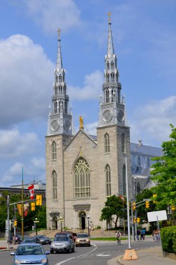 OTTAWA, CANADA - 30 Haziran: Notre-Dame Katedral Bazilikası, Kanada 'nın Ottawa kentinde 30 Haziran 2013 tarihinde Kanada' nın Ottawa eyaletinde bulunan bir kilisesel bazilika.