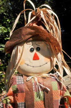 Geleneksel giysili büyük bebek.