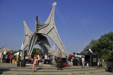 İskender Calder 'ın L' Homme Fransızcası heykeli, insan için yapılan büyük ölçekli bir açık hava heykelidir. 15 2012 Parc Jean-Drapeau, Montreal 'de yer almaktadır. 1967 Dünya Fuarı Yapımı