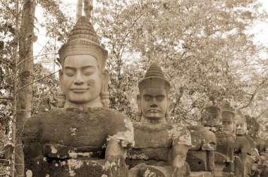 Taştan Asuralar, Naga Vasuki 'yi Angkor Thom' un 12. yüzyıl şehrine açılan bir köprüde tutuyor..