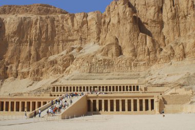 DEIR EL BAHARI, EGYPT - 25 Kasım: Mısır Krallar Vadisi yakınlarındaki Nil 'in batı kıyısındaki Deir el Bahari' deki uçurumların altında Kraliçe Hatshepsut 'un Morg Tapınağı yer almaktadır. Morg tapınağı Tanrı Amon-Ra 'ya adanmıştır. 